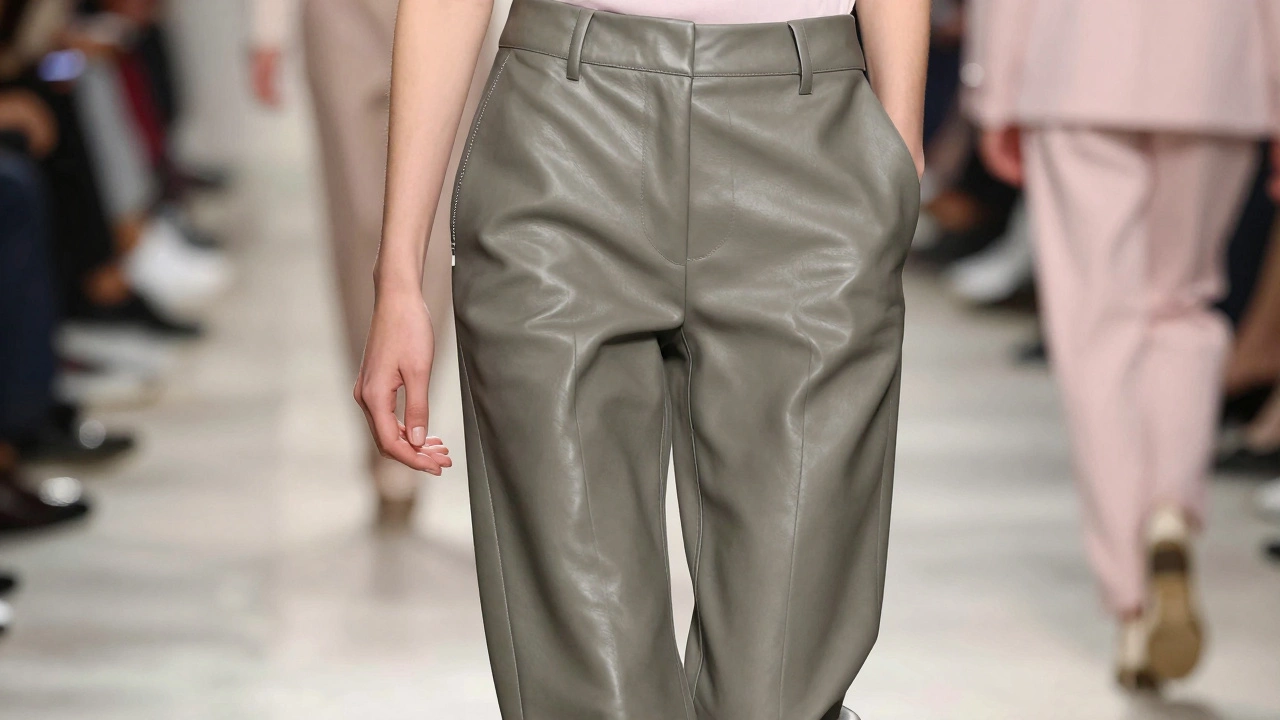 Детализированный текстура легкой кожаной ткани с минималистичной фурнитурой на подиуме